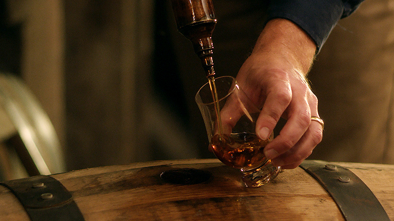 Whiskey servido directamente desde una barrica